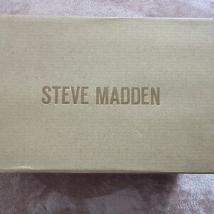 Neutral size 7 women’s shoes